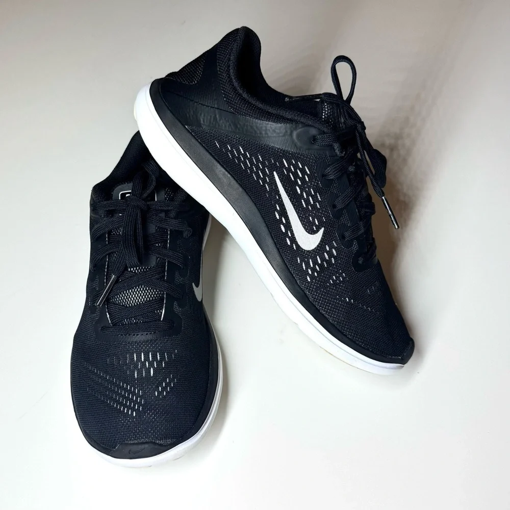 Nike Kids Flex 2016 Run Black Mesh Sneakers with White Accents Size- 4Y